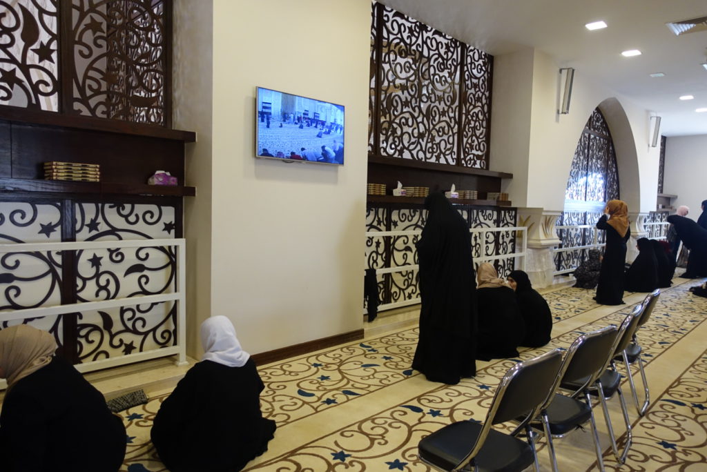 Nach der Predigt im Bereich der Frauen in der Moschee