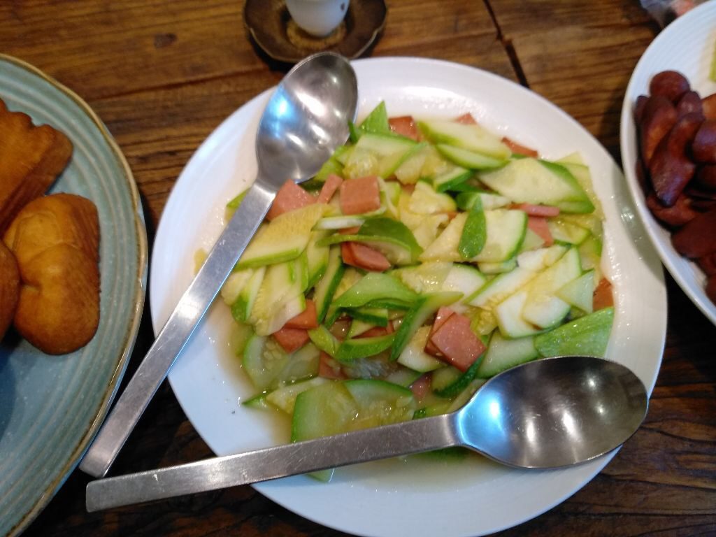 Zucchini mit veganem Schinken