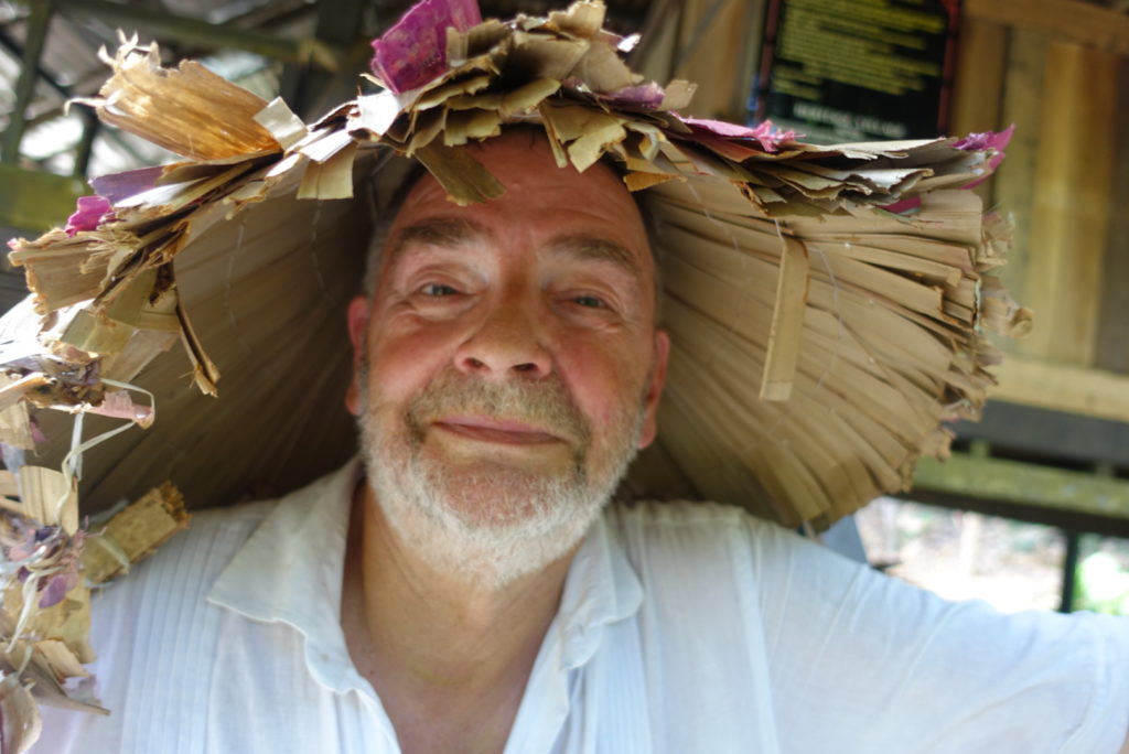 Reinhard mit traditioneller Kopfbedeckung