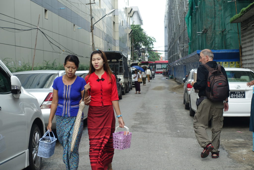 Frauen im traditionellem Longyi