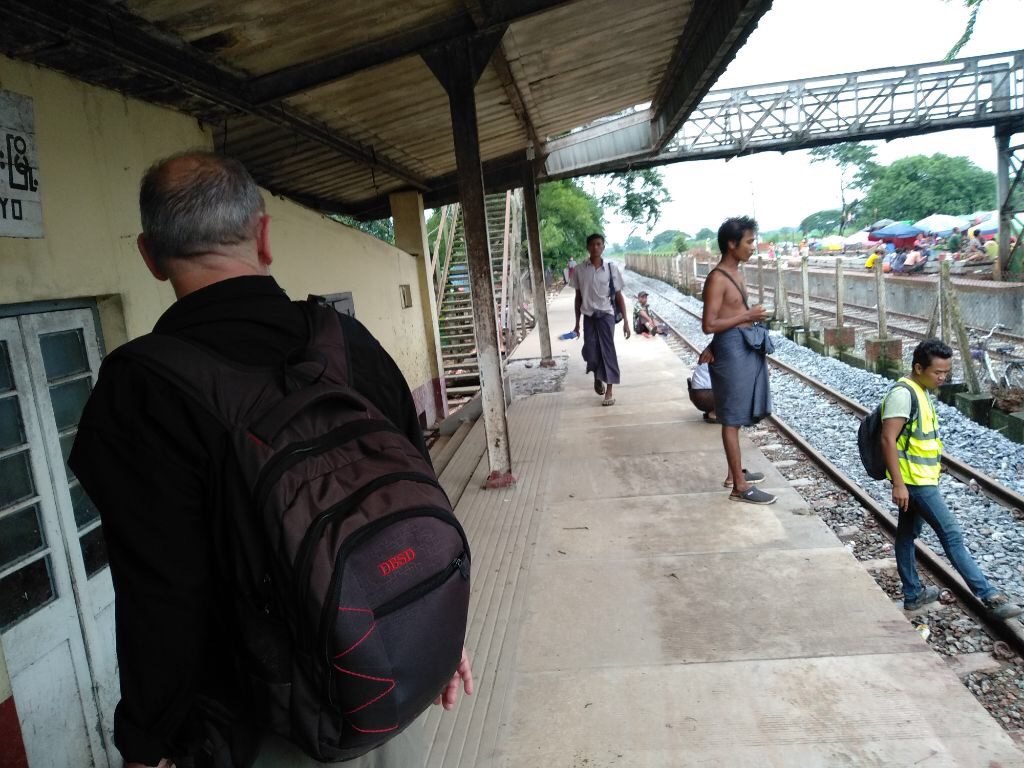 Yangon - Bahnsteig