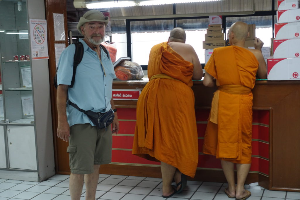 Mönche am Postamt