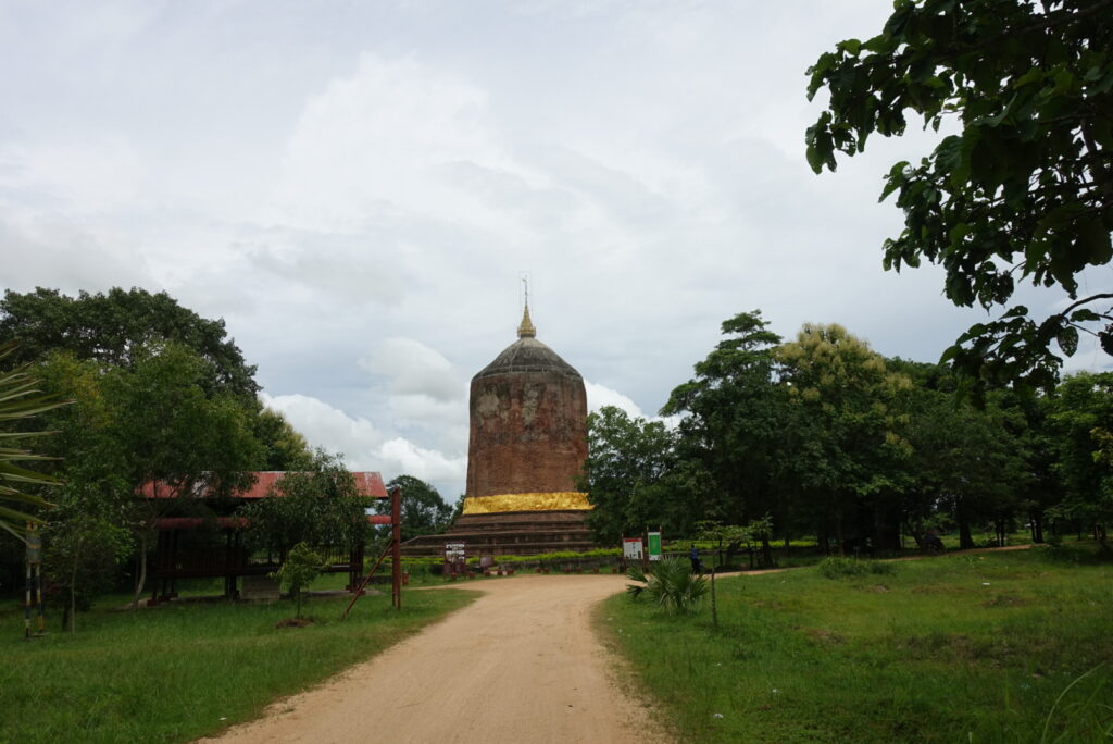 Stupa mit Goldrand