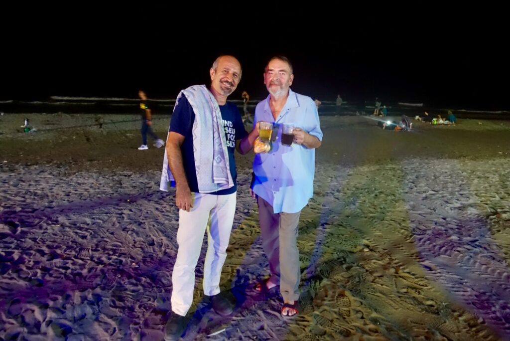 Ahmad und Reinhard am Strand