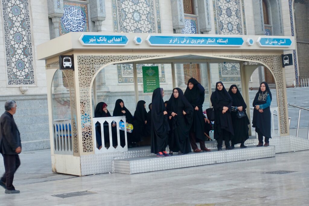 Frauen an der Bushaltestelle