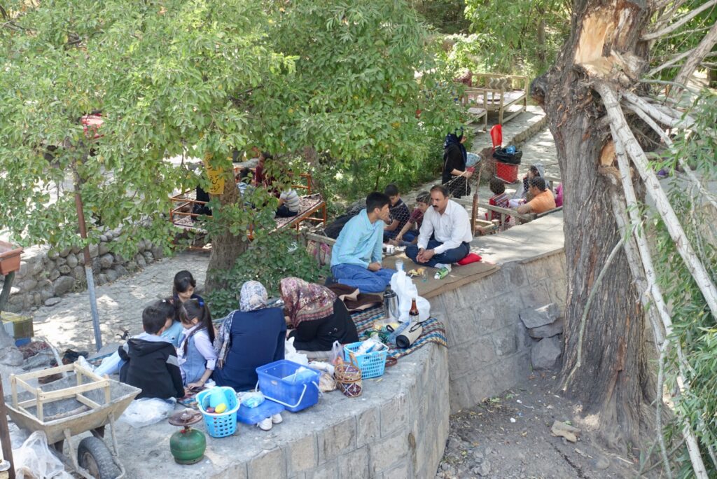 Iraner picknicken überall