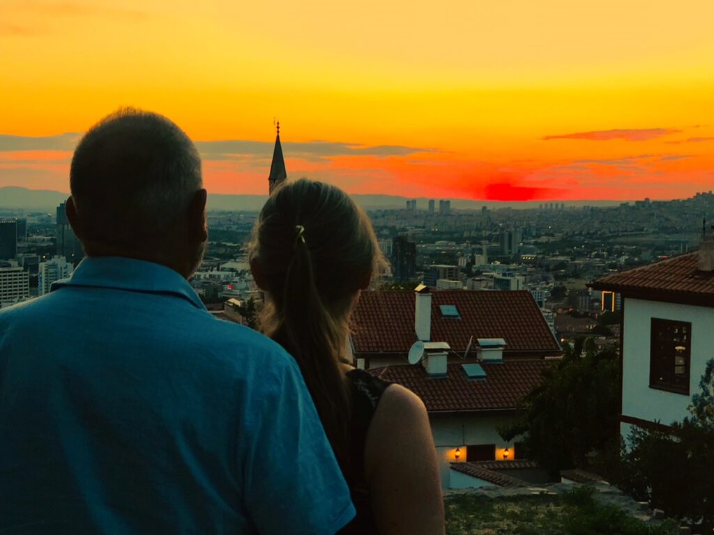 Reinhard und Chrissie schauen sich den Sonnenuntergang an