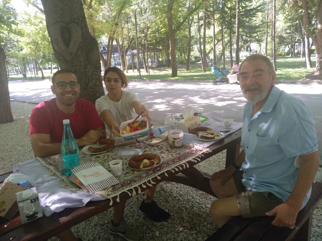 Simit essen im Park