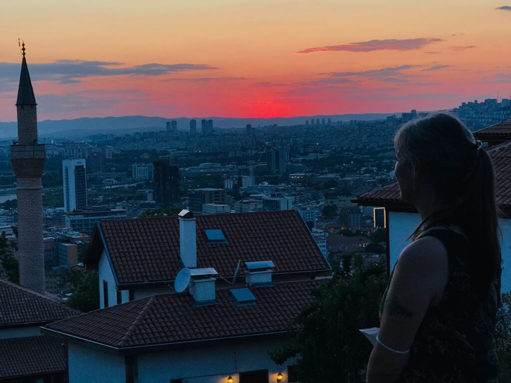 Chrissie schaut sich den Sonnenuntergang an