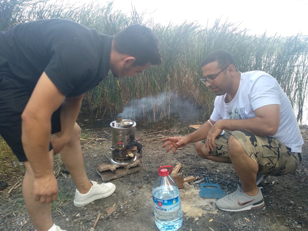 Männer kochen Tee