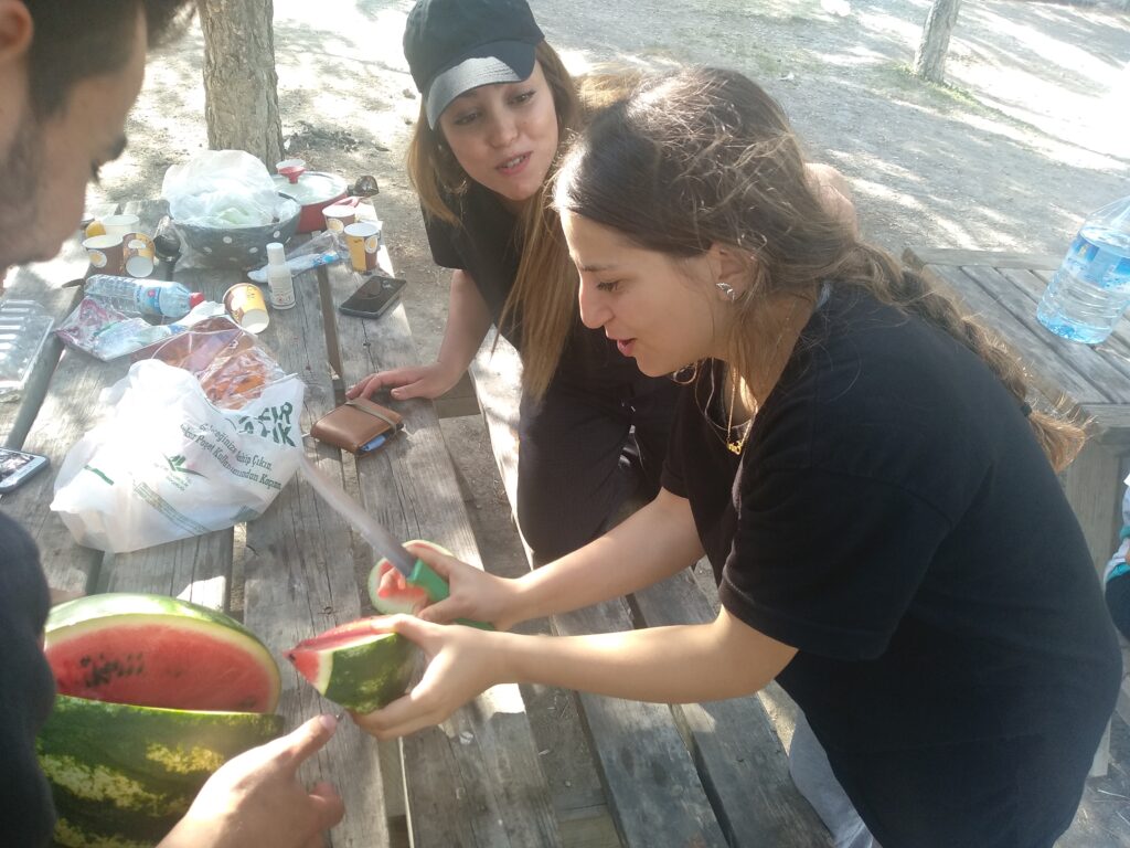 Emine zerteilt die Melone