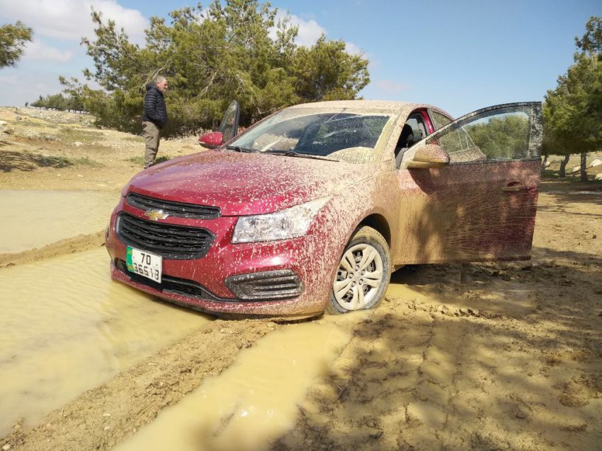 Auto im Schlamm versunken