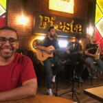 Rasool mit Band im Hintergrund